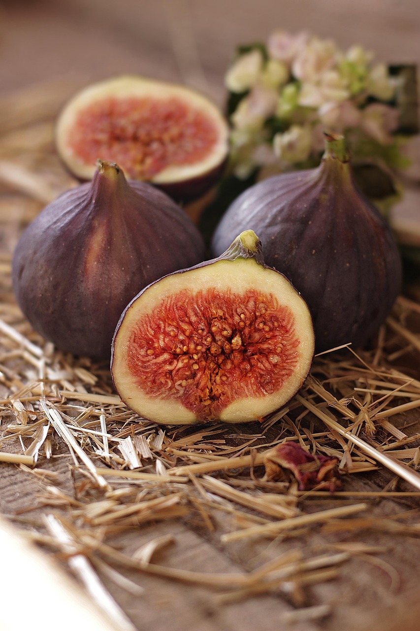 Figs, whole and halved